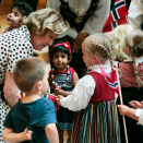 Kongeparet fikk også møte norske barn bosatt i Perth før avslutningen av statsbesøket. Foto: Lise Åserud, NTB scanpix